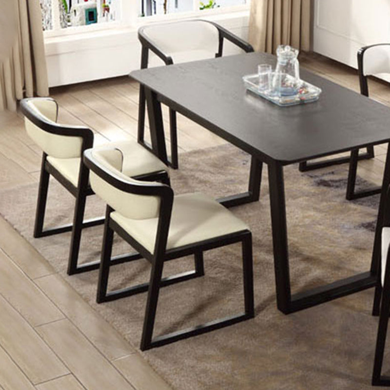 Cocina de estilo moderno, silla de comedor de madera con respaldo abierto, sillas laterales sin brazos