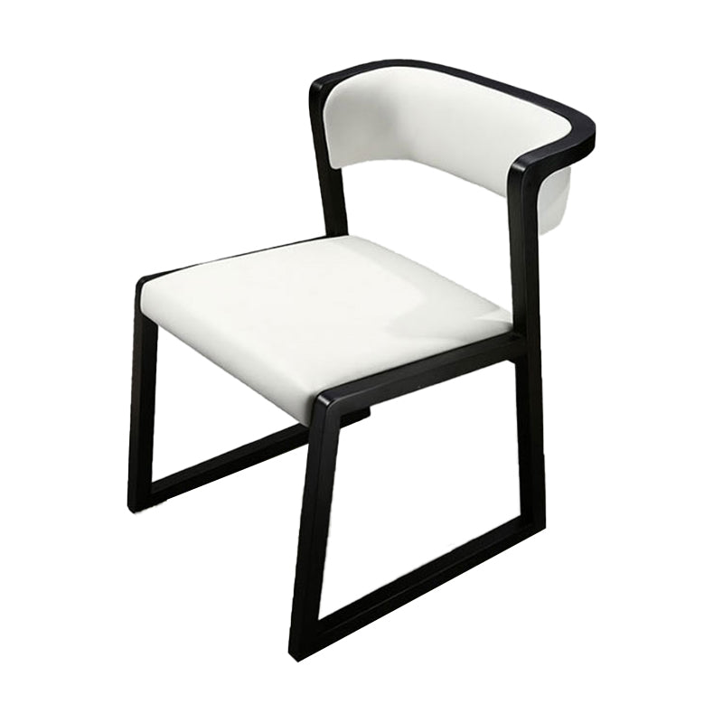 Cocina de estilo moderno, silla de comedor de madera con respaldo abierto, sillas laterales sin brazos