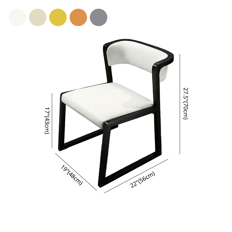 Cocina de estilo moderno, silla de comedor de madera con respaldo abierto, sillas laterales sin brazos