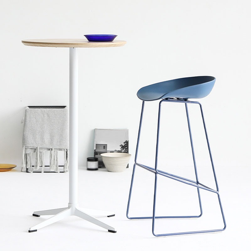 Moderner Barhocker mit Schlittenbeinen, PP-Schalensitz-Barhocker für Thekenbar