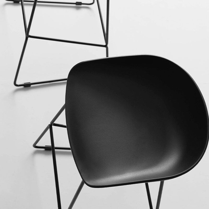 Moderner Barhocker mit Schlittenbeinen, PP-Schalensitz-Barhocker für Thekenbar