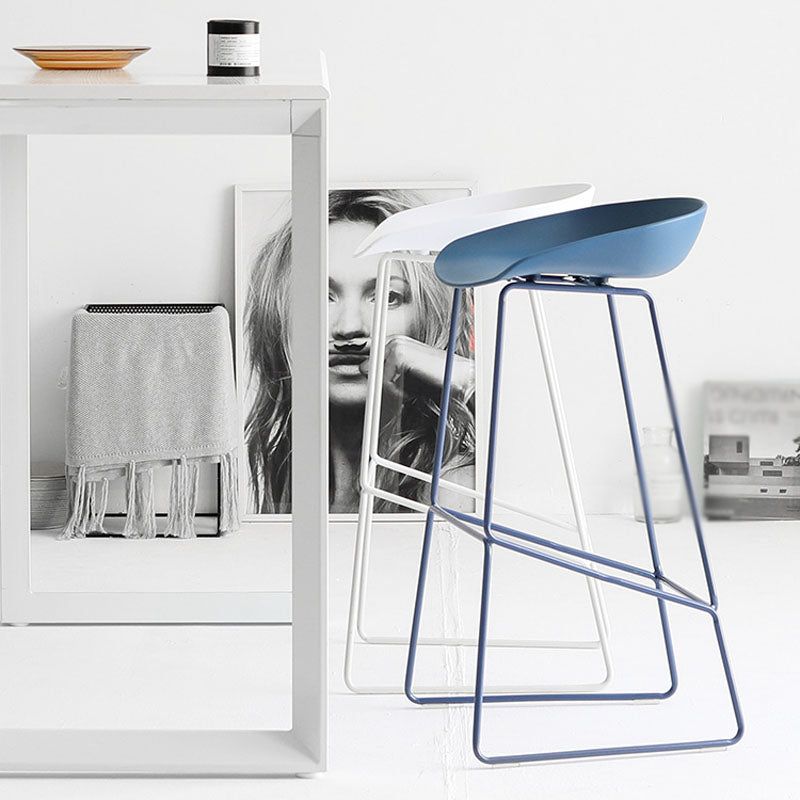 Moderner Barhocker mit Schlittenbeinen, PP-Schalensitz-Barhocker für Thekenbar