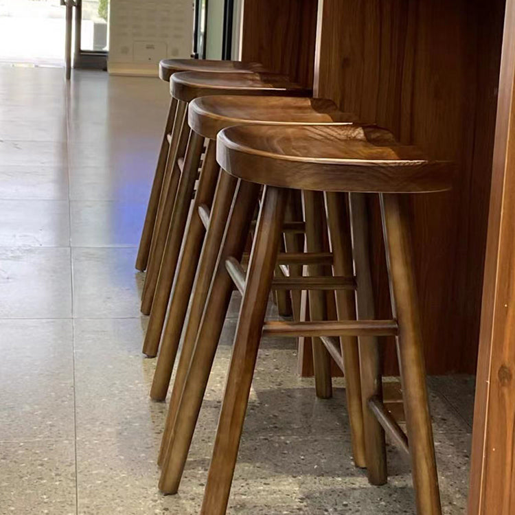 Zeitgenössischer Barhocker aus massivem Holz für den Innenbereich mit Sitz und Fußstütze aus Holz