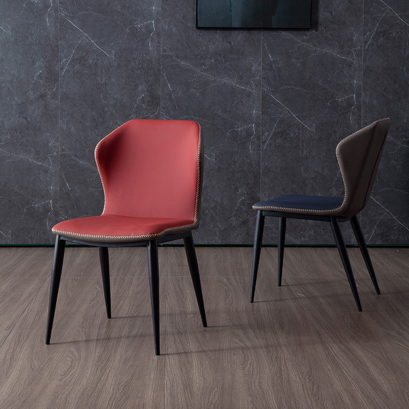Chaise contemporaine sans accoudoirs, finition mate, chaise d'appoint incurvée en cuir à oreilles pour salle à manger