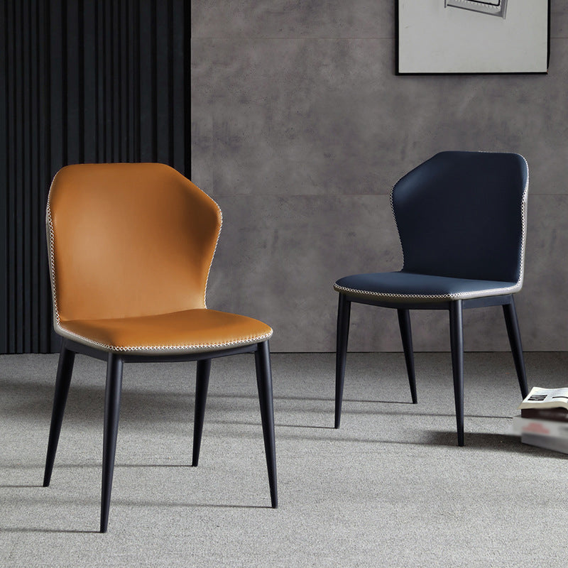 Chaise contemporaine sans accoudoirs, finition mate, chaise d'appoint incurvée en cuir à oreilles pour salle à manger