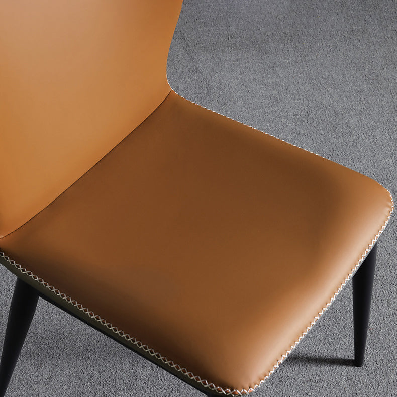 Chaise contemporaine sans accoudoirs, finition mate, chaise d'appoint incurvée en cuir à oreilles pour salle à manger