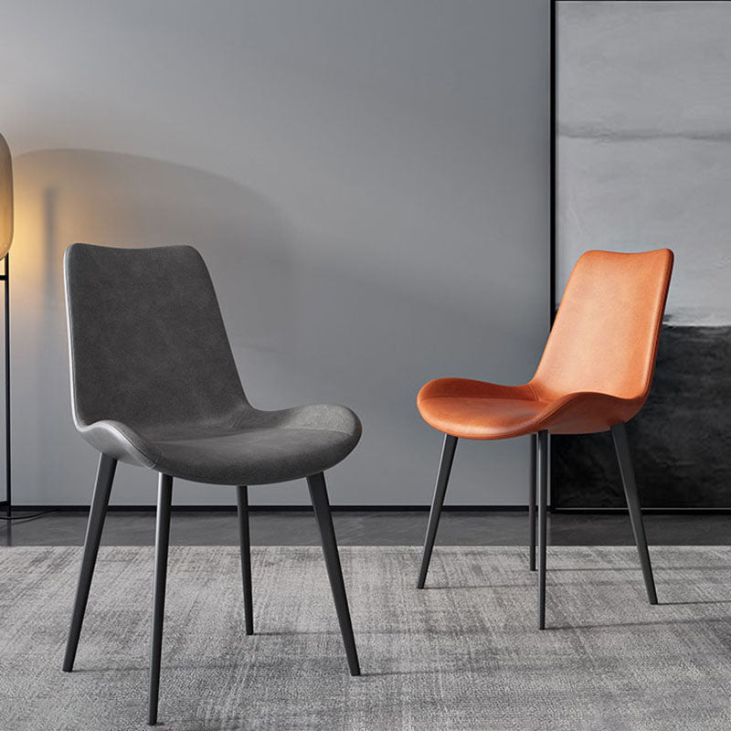 Silla auxiliar de comedor moderna, silla sin brazos Parsons curvada de cuero con acabado mate
