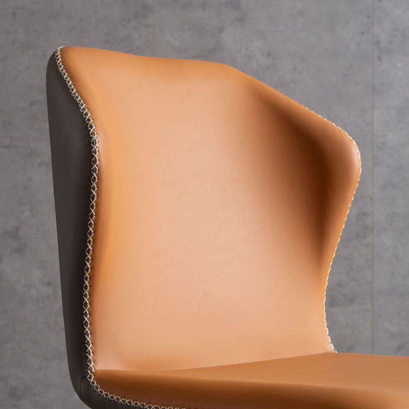 Silla lateral moderna con acabado mate, silla sin brazos con respaldo curvado de cuero para comedor