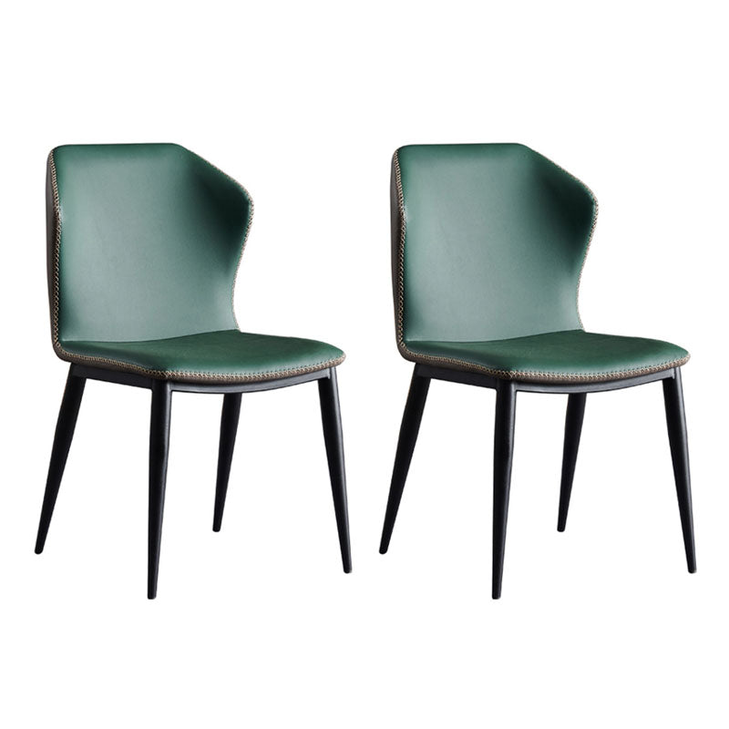 Silla lateral moderna con acabado mate, silla sin brazos con respaldo curvado de cuero para comedor