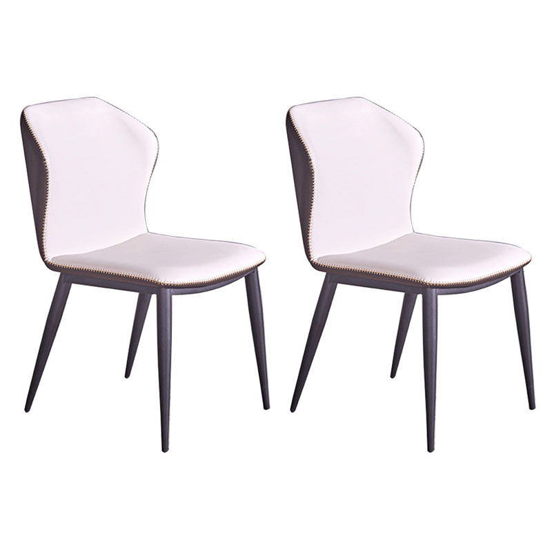 Silla lateral moderna con acabado mate, silla sin brazos con respaldo curvado de cuero para comedor