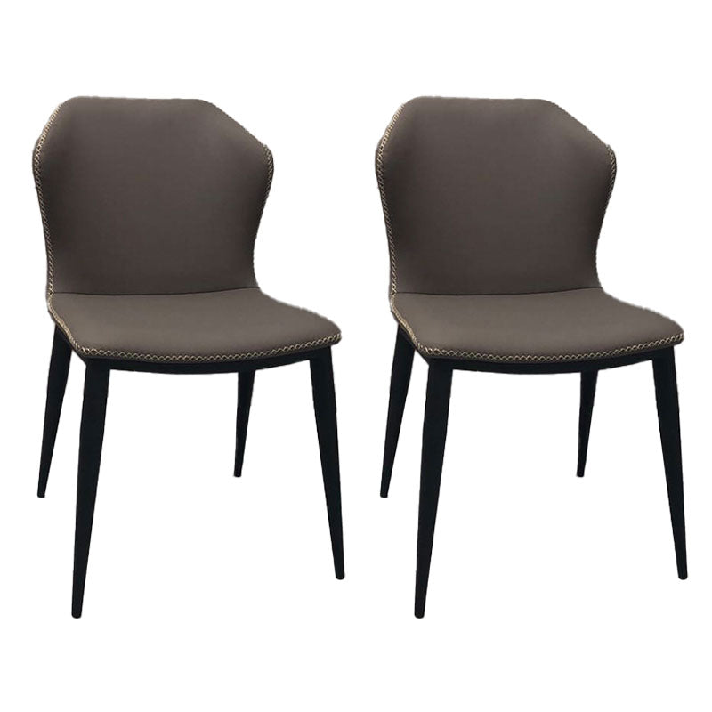 Silla lateral moderna con acabado mate, silla sin brazos con respaldo curvado de cuero para comedor