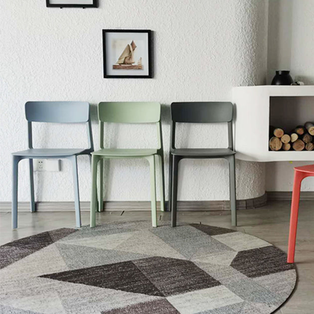 Sillas contemporáneas de comedor y acento Silla lateral con respaldo abierto de plástico con acabado mate