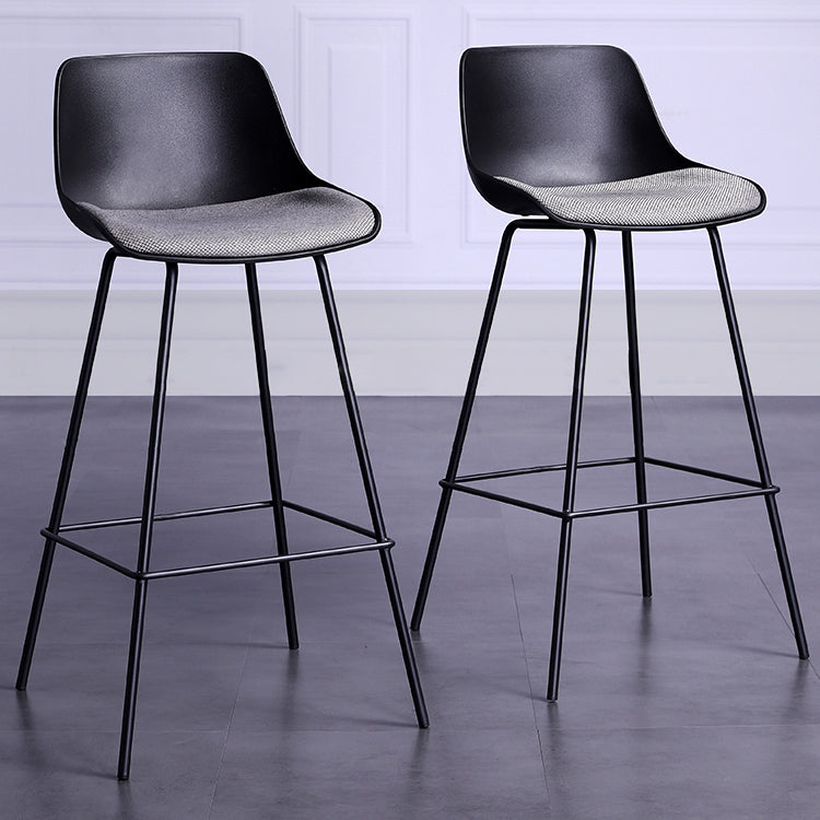 Taburete de bar nórdico de metal con respaldo bajo, taburete alto simple para interiores con tapizado