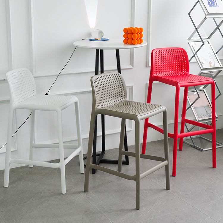 Taburetes de bar contemporáneos de plástico y metal, taburete de bar Bristol con respaldo bajo y reposapiés
