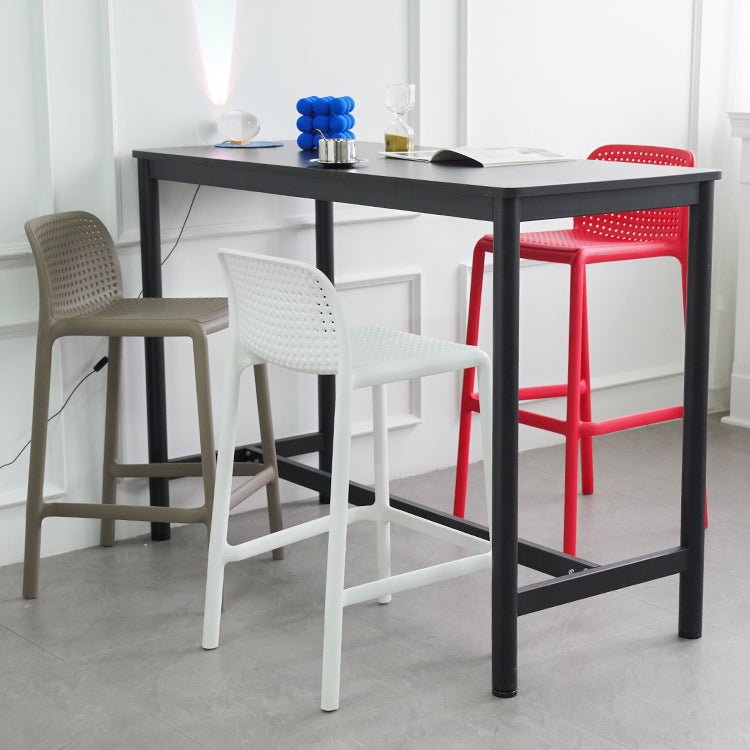 Taburetes de bar contemporáneos de plástico y metal, taburete de bar Bristol con respaldo bajo y reposapiés