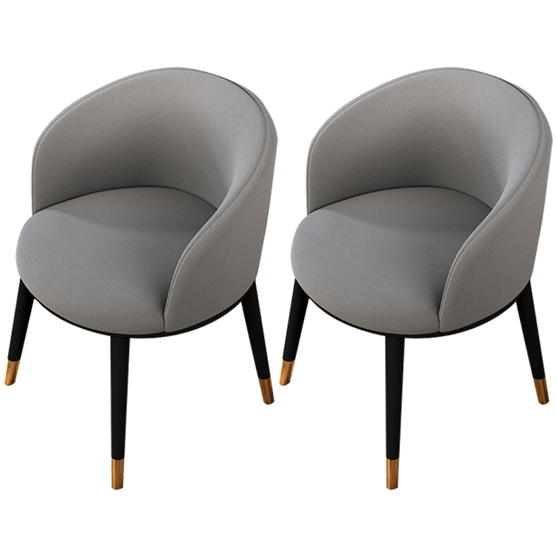Silla de comedor tapizada moderna con respaldo sólido y acabado mate