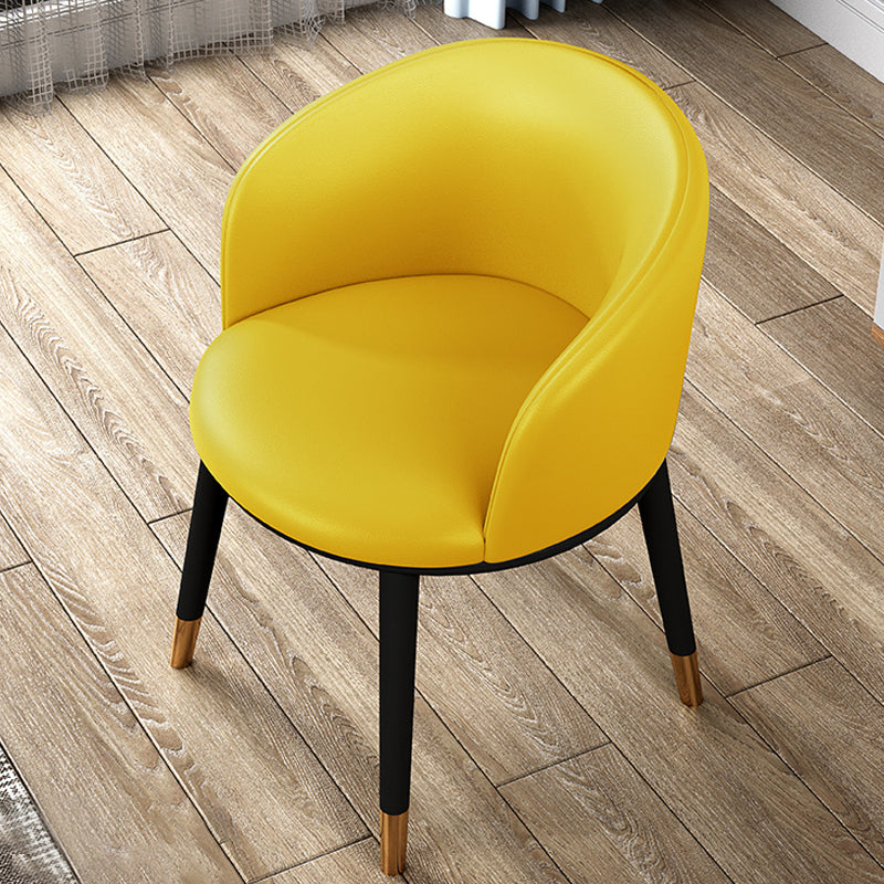 Silla de comedor tapizada moderna con respaldo sólido y acabado mate