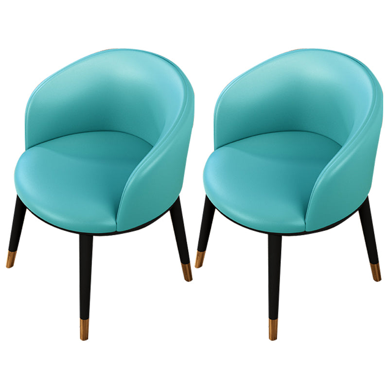 Silla de comedor tapizada moderna con respaldo sólido y acabado mate