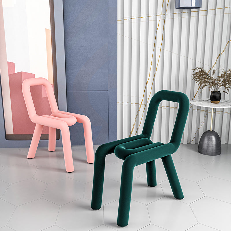 Silla lateral de terciopelo de hotel de estilo diseñador, acabado mate, parte trasera abierta, silla de comedor
