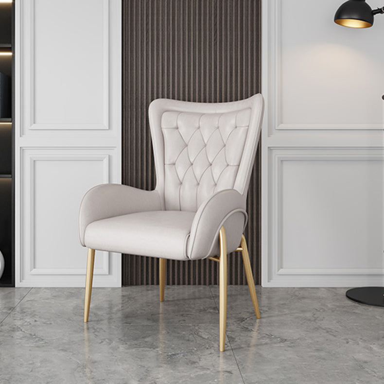 El comedor del metal de Glam preside la silla tapizada del brazo lateral para el uso en el hogar