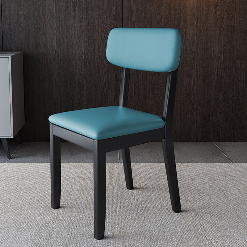 Silla auxiliar de comedor moderna, silla con respaldo abierto curvado de madera maciza y cuero con acabado mate