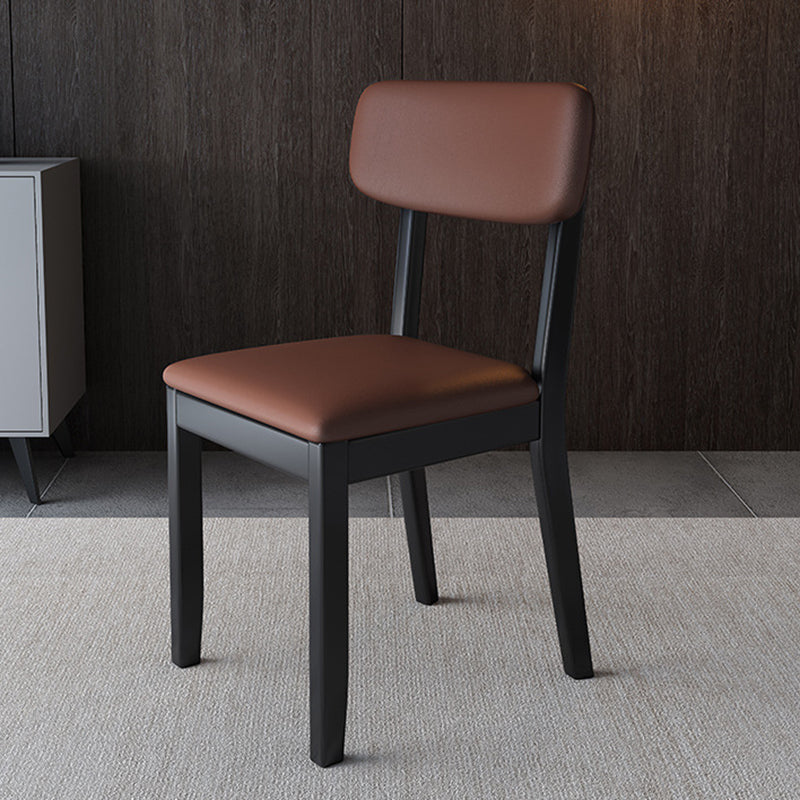 Silla auxiliar de comedor moderna, silla con respaldo abierto curvado de madera maciza y cuero con acabado mate