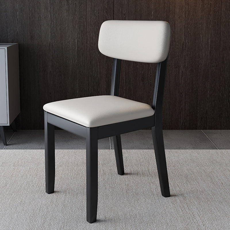 Silla auxiliar de comedor moderna, silla con respaldo abierto curvado de madera maciza y cuero con acabado mate