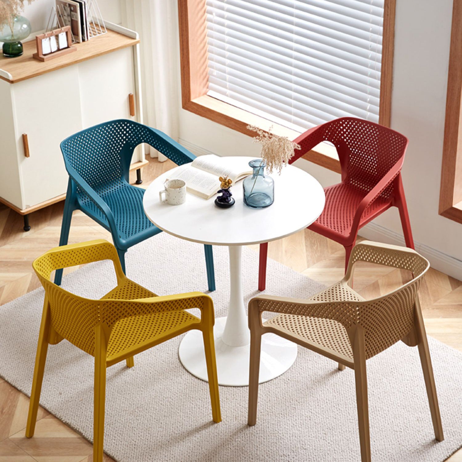 Modern Coffee Shop Plastic Arm Chair Matte Finish Solid Back Dining Chair
