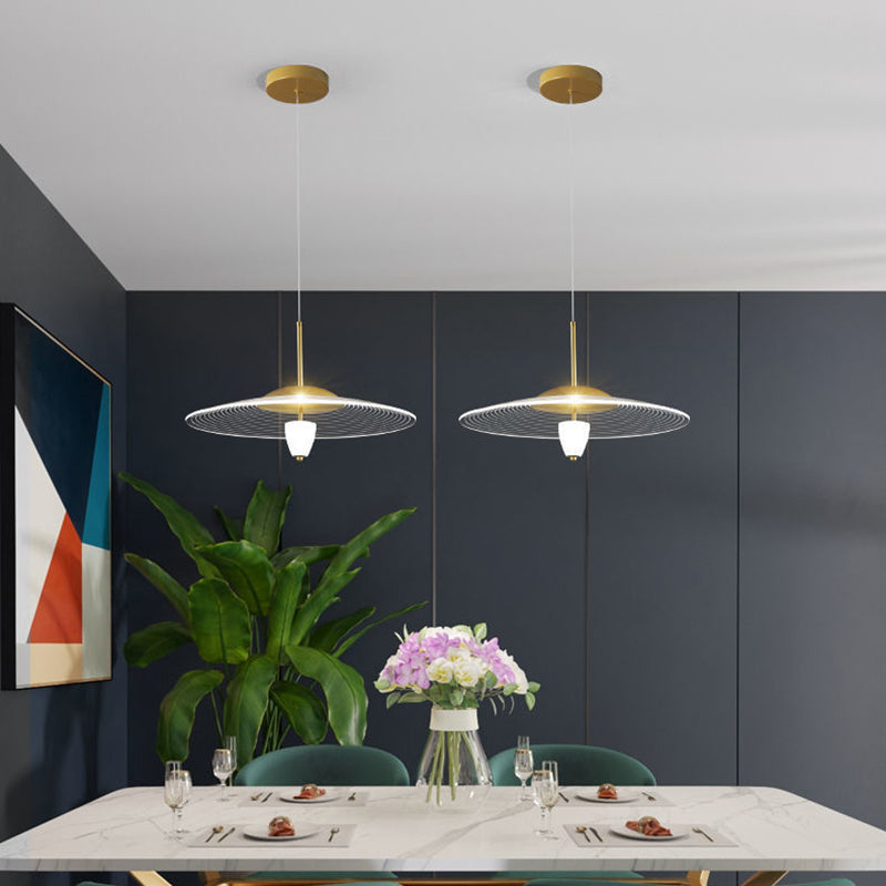 Soucoun volant à LED suspension de lampe suspendue minimaliste avec une teinte acrylique pour la salle à manger