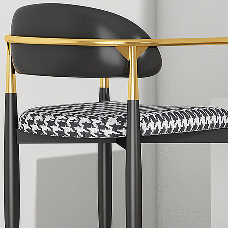 Silla de comedor tapizada casera moderna con respaldo abierto y acabado mate