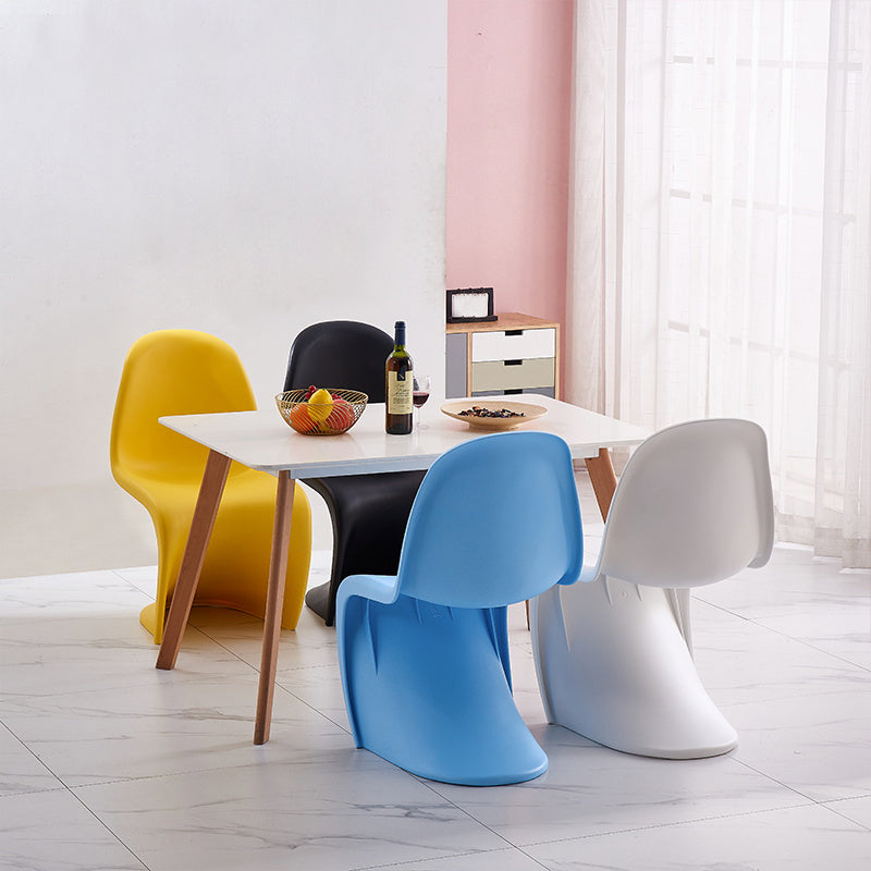 Sedie da pranzo senza bracciolo in plastica in plastica in stile scandinavo.