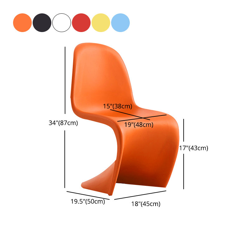 Sedie da pranzo senza bracciolo in plastica in plastica in stile scandinavo.