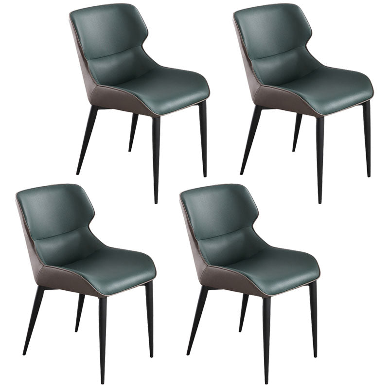 El comedor contemporáneo preside la butaca curvada de cuero mate de Parsons