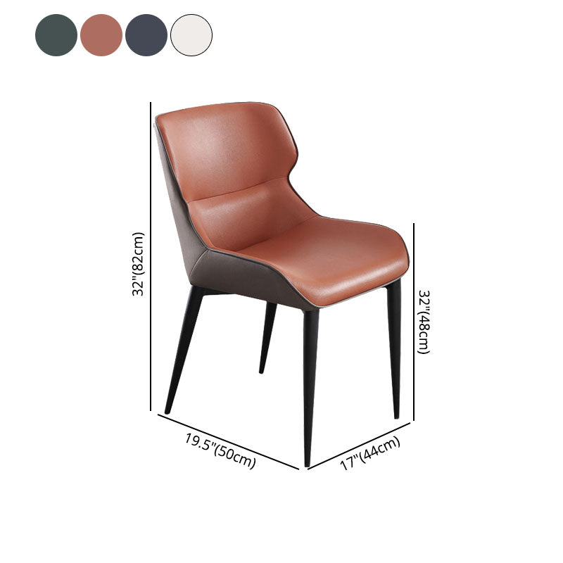 El comedor contemporáneo preside la butaca curvada de cuero mate de Parsons
