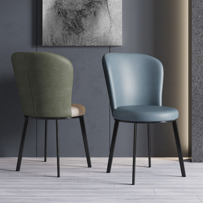 El lado contemporáneo del comedor preside la silla curvada de cuero mate de Parsons