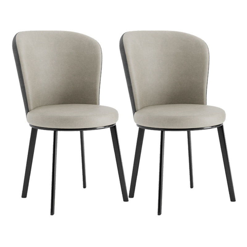 El lado contemporáneo del comedor preside la silla curvada de cuero mate de Parsons