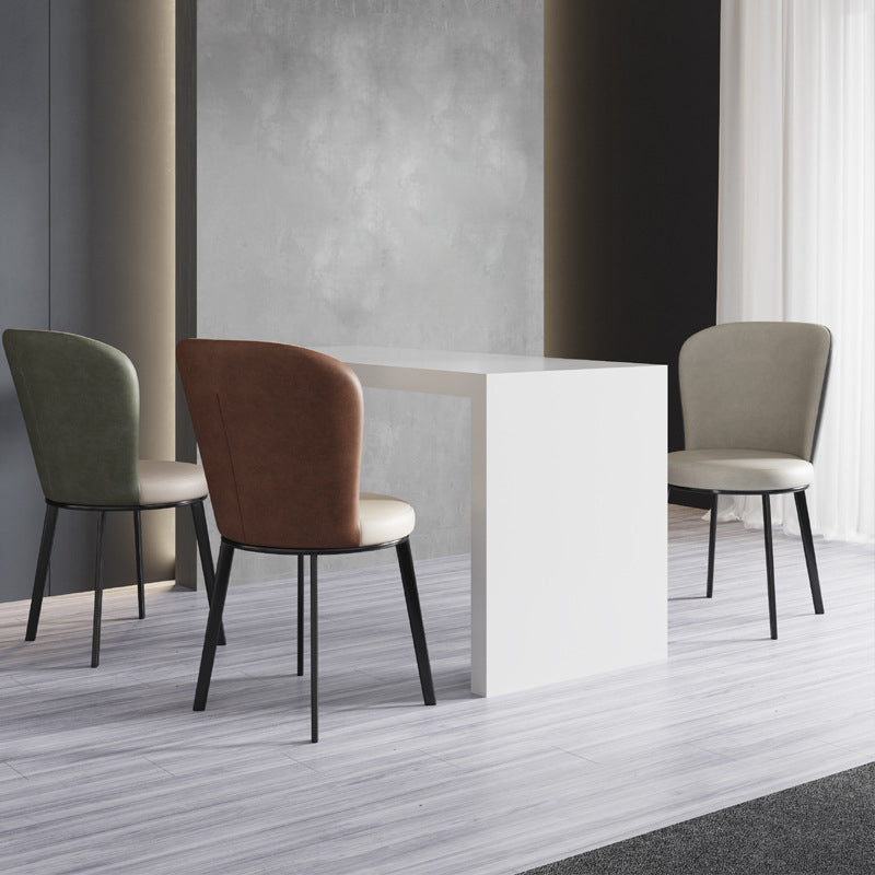 El lado contemporáneo del comedor preside la silla curvada de cuero mate de Parsons