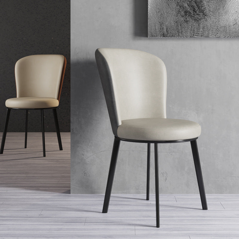 El lado contemporáneo del comedor preside la silla curvada de cuero mate de Parsons