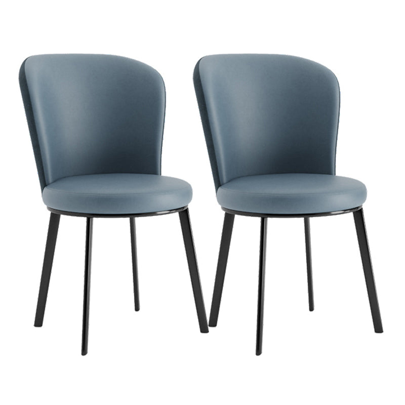 El lado contemporáneo del comedor preside la silla curvada de cuero mate de Parsons