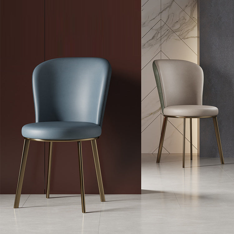 El lado contemporáneo del comedor preside la silla curvada de cuero mate de Parsons