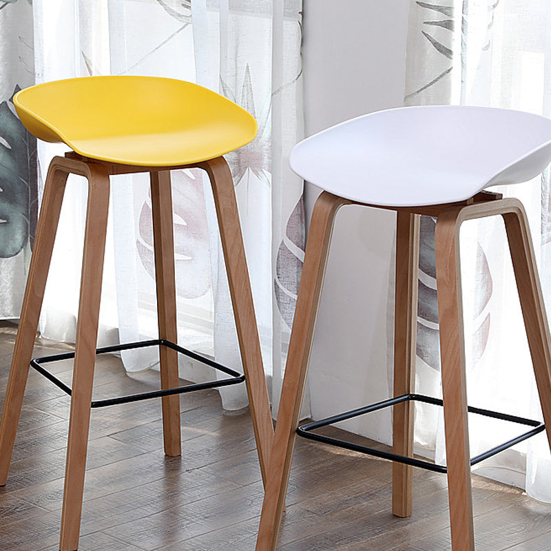 Moderner Barhocker aus massivem Holz für den Innenbereich, Eimer-Thekenhocker mit Kunststoffsitz