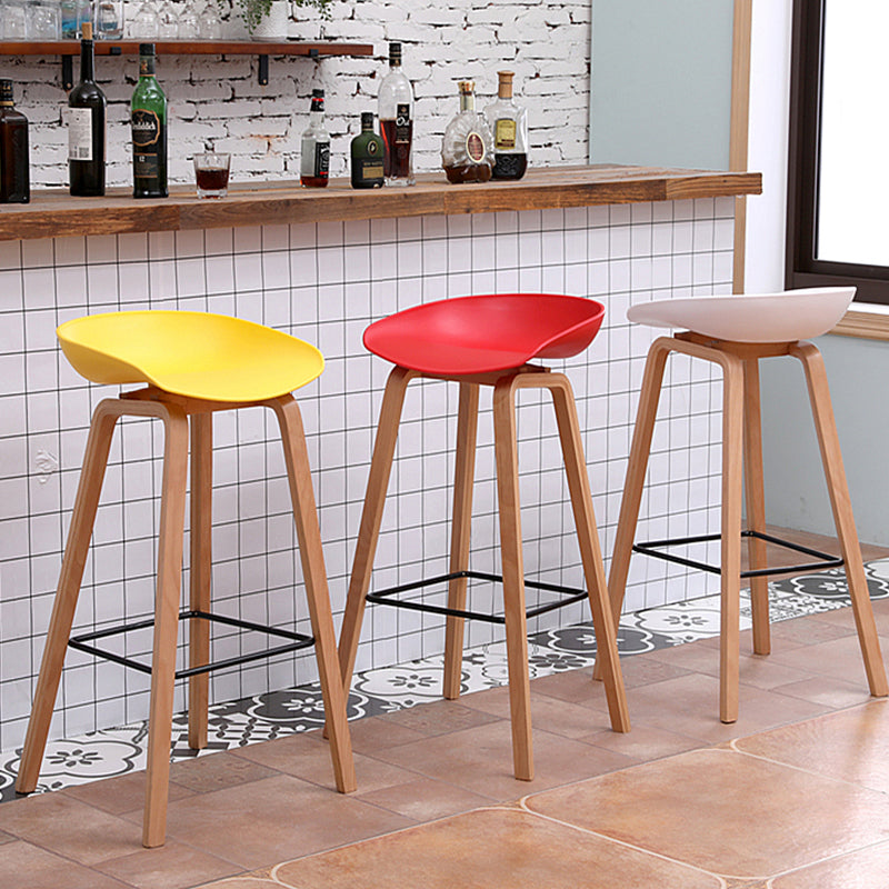 Moderner Barhocker aus massivem Holz für den Innenbereich, Eimer-Thekenhocker mit Kunststoffsitz