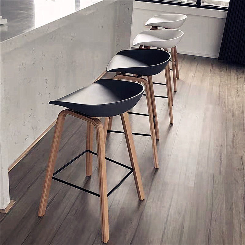Moderner Barhocker aus massivem Holz für den Innenbereich, Eimer-Thekenhocker mit Kunststoffsitz
