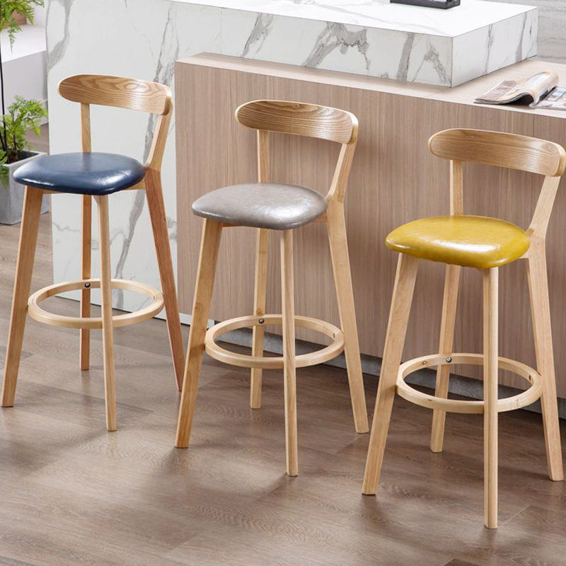 Moderne armloze tegenkruk met rugleuning, houten studeerbarkruk met kussen en pedaal