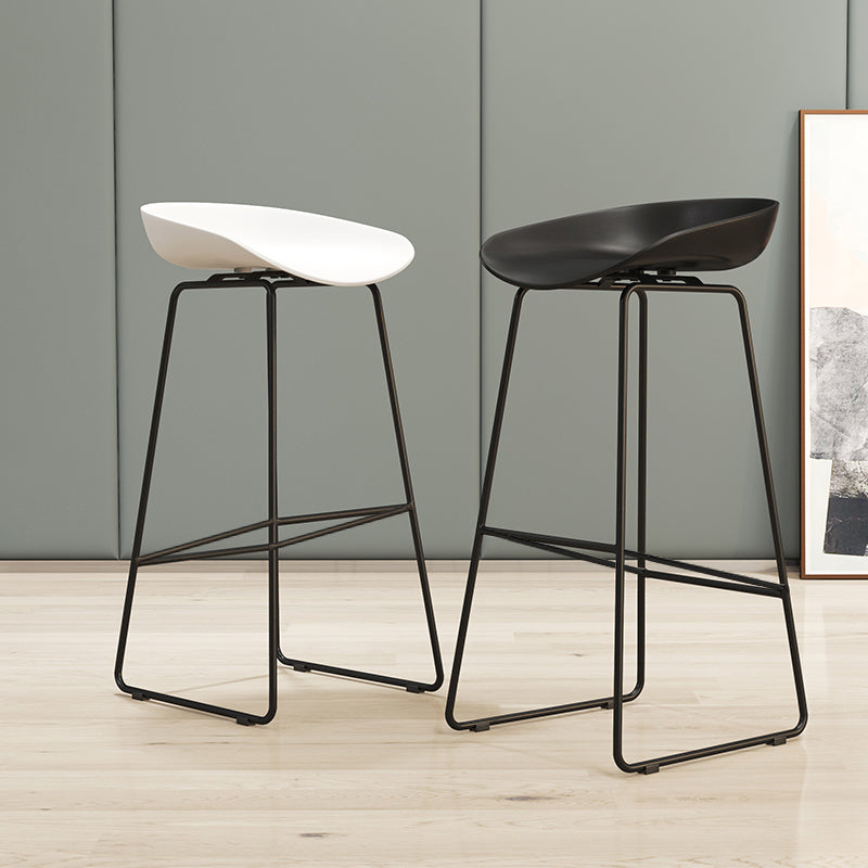 Modern Style Iron Bar Stool with Footrest Nordic Style Tavern Simple Bar Stool