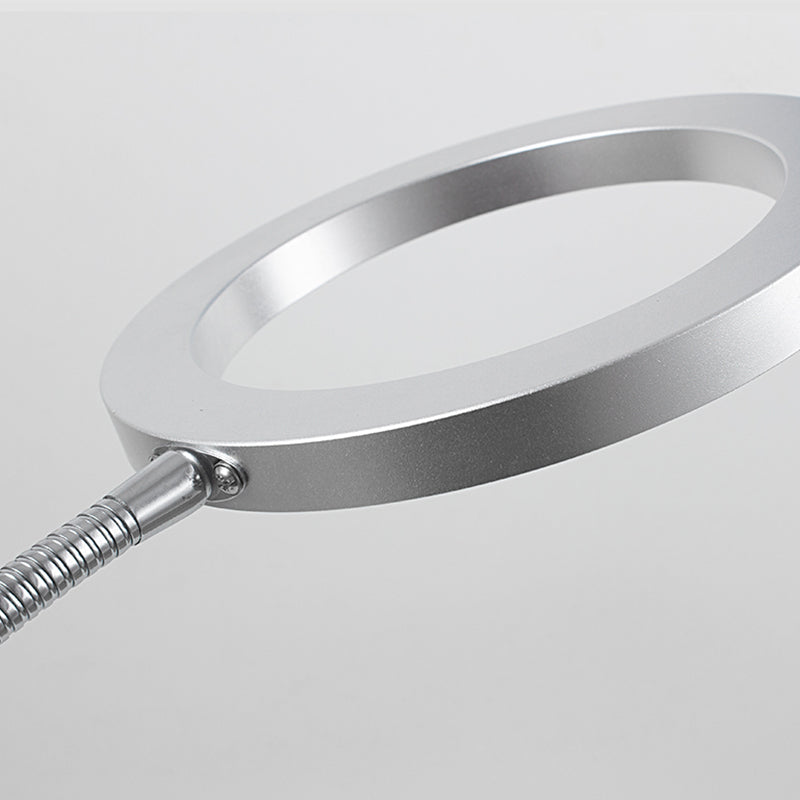 Lampe de table linéaire lampe moderne de style en métal unique de table lumineuse en argent en argent