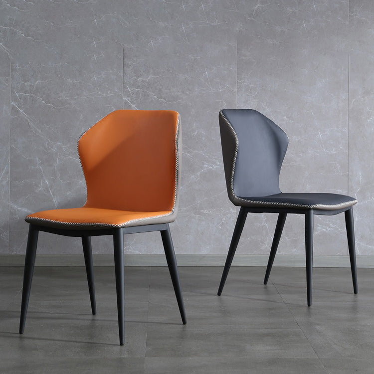 El lado moderno del comedor preside la silla sin brazos curvada cuero mate de Parsons del final