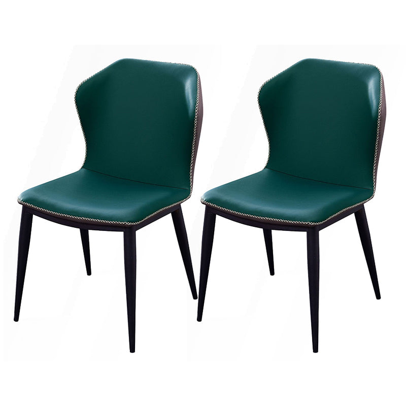 El lado moderno del comedor preside la silla sin brazos curvada cuero mate de Parsons del final