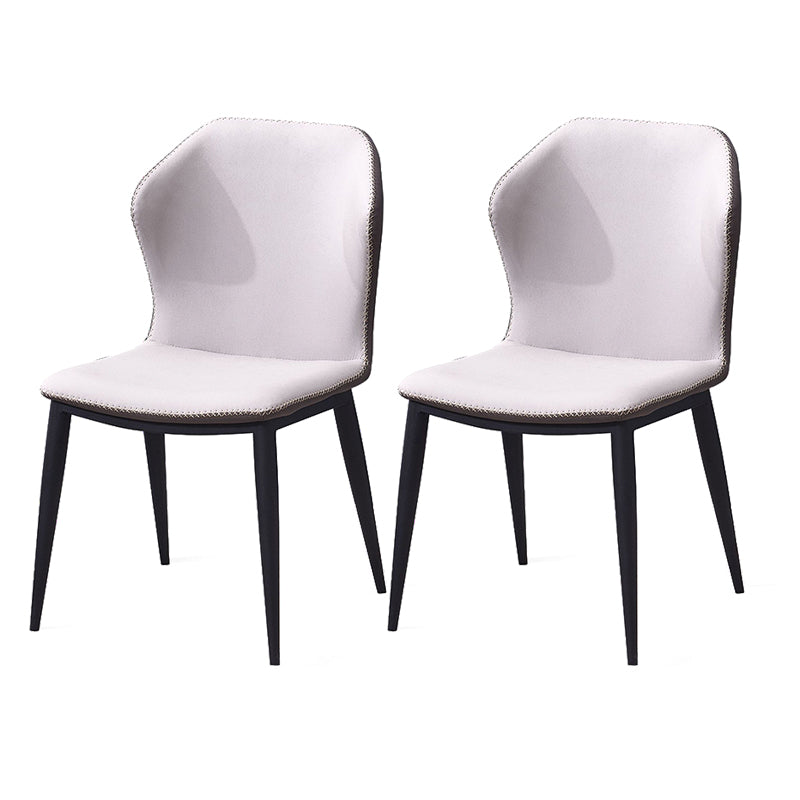 El lado moderno del comedor preside la silla sin brazos curvada cuero mate de Parsons del final