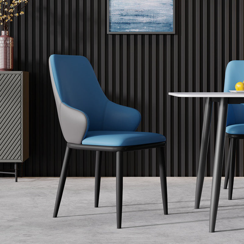 El comedor moderno preside la butaca curvada de cuero mate de Parsons